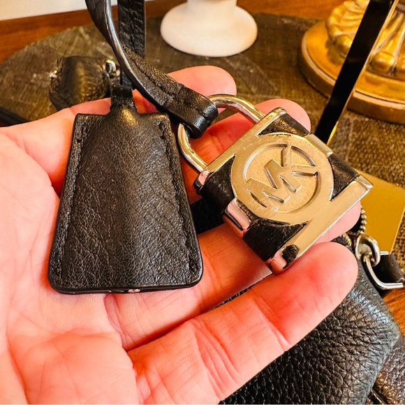 MICHAEL KORS CAMILLE LARGE BLACK PEBBLED LEATHER HOBO LOCK HANDBAG GREAT PURSE - Picture 8 of 12